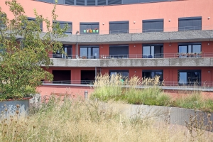 Gartenansicht mit Blick auf Balkone des Pflegehaus Meidling