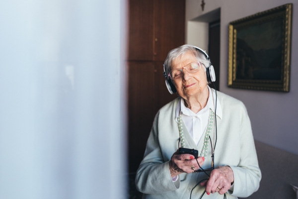 Ältere Frau hört Musik