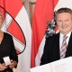 Wiens Bürgermeister Michael Ludwig überreicht Dr. Manuela Födinger die Urkunde