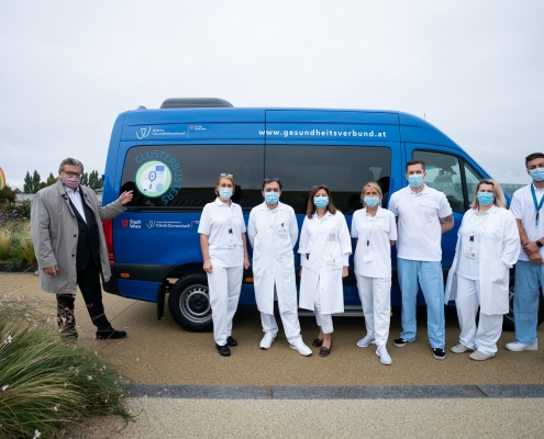 Stadtrat Peter Hacker und das Team des Clusterbusterbus