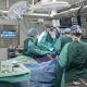 Ärzt*innen im OP bei einer Operation