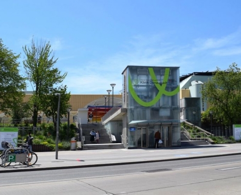 Klinik Donaustadt Haupteingang aussen mit Liftvorbau und Straße