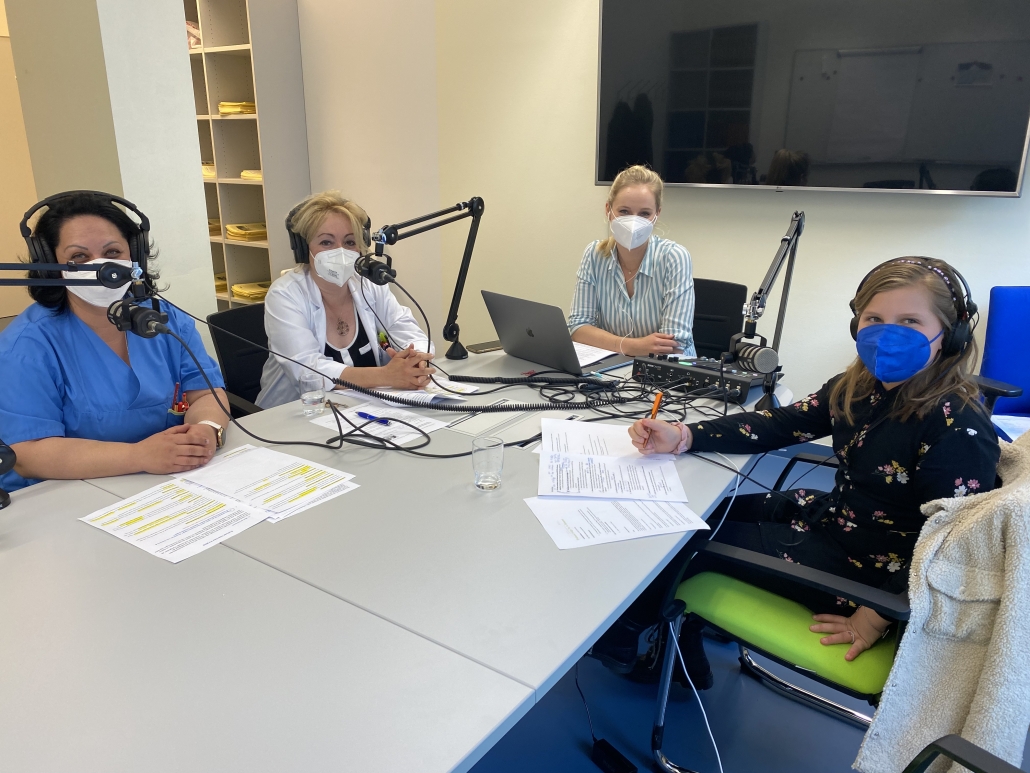 Mitarbeiter*innen des Wiener Gesundheitsverbundes nehmen eine Podcast-Folge auf