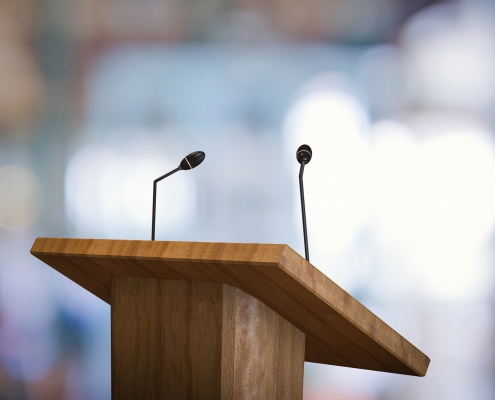 Podium mit Mikrofon