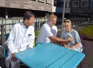 Klinik Floridsdorf Ärzte sprechen mit Patientin über Aortenbogen-OP