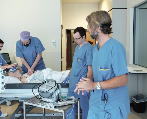 Simulationstraining an einer Puppe im Simulationszentrum