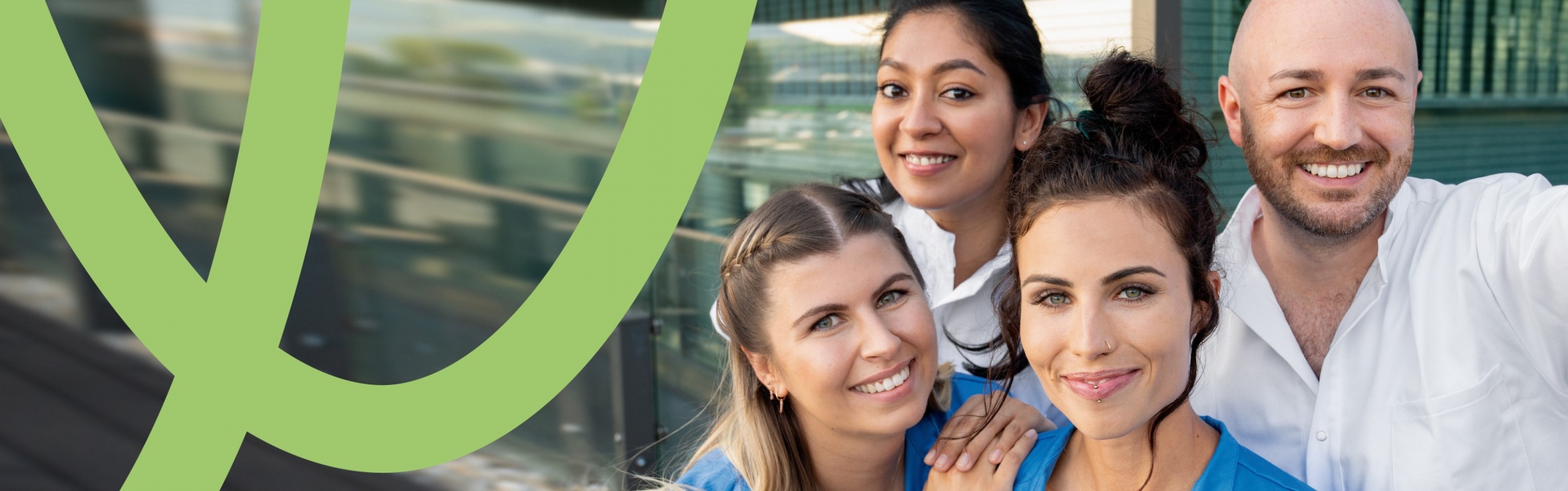 Vier Personen machen ein Selfie für die #ichpflege Kampagne