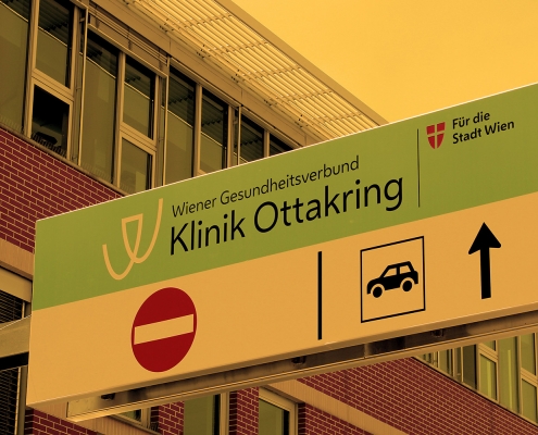 Klinik Ottakring mit orangem Schleier