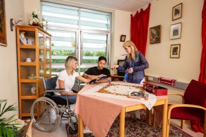Pflege einer Frau im Rollstuhl