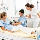 Pflegefachassistentinnen üben am Krankenbett für Ausbildungszwecke das Blutdruckmessen