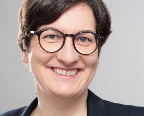 Gleichbehandlungsbeauftragte Eva Atzmüller Portrait - Beitragsbild