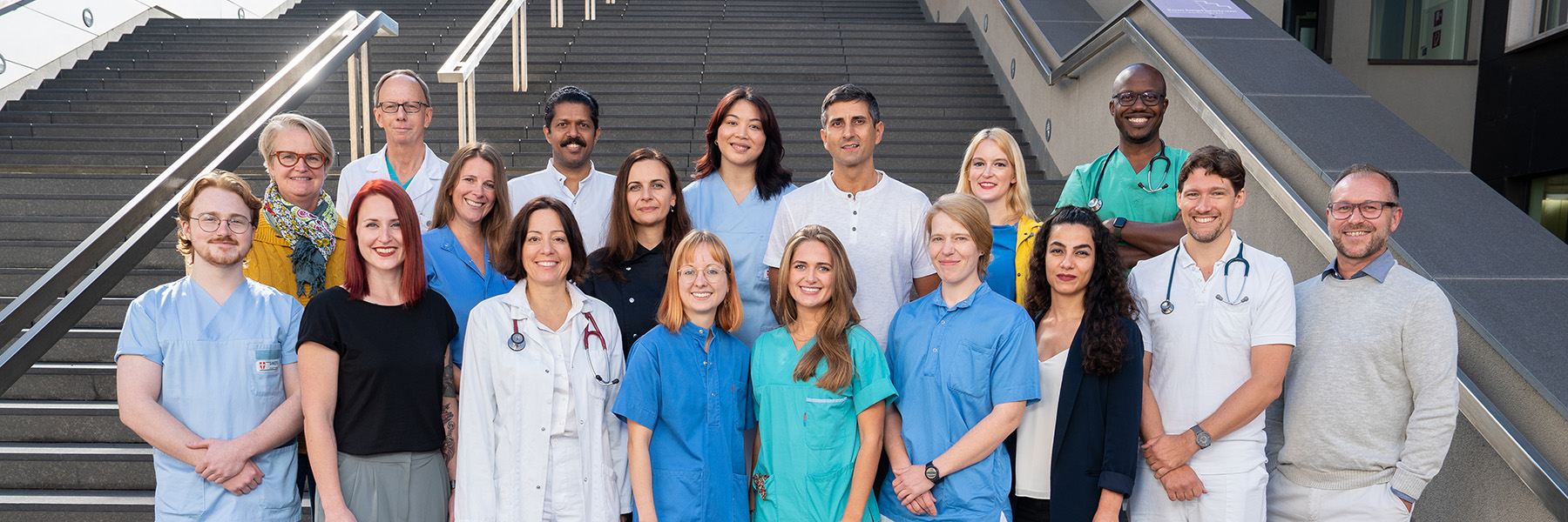 Team-Foto auf Treppe
