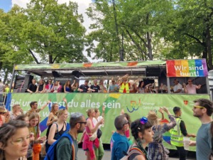 WIGEV auf der Pride, Aufnahme von Fußgruppe und Wagen