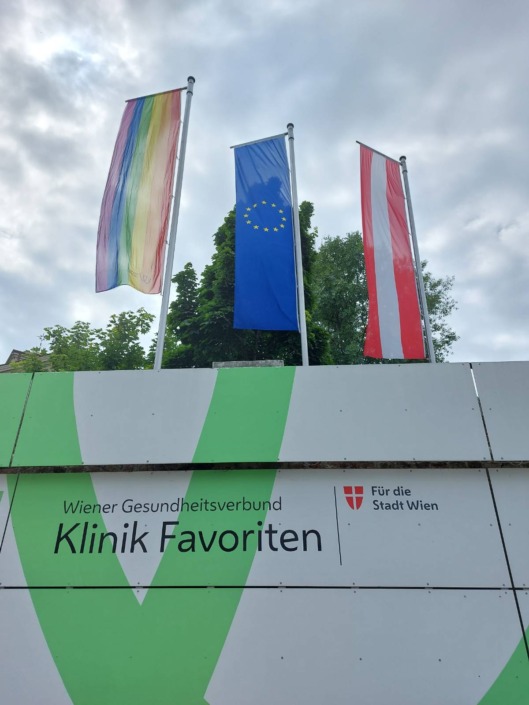 Pride Fahne vor der Klinik Favoriten