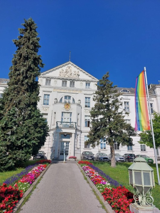 Pride Fahne vor der Klinik Hiezing