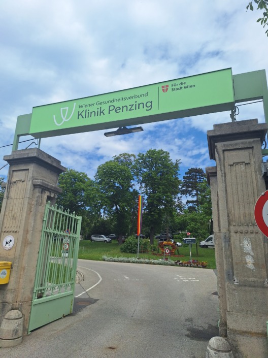 Pride Fahne vor der Klinik Penzing