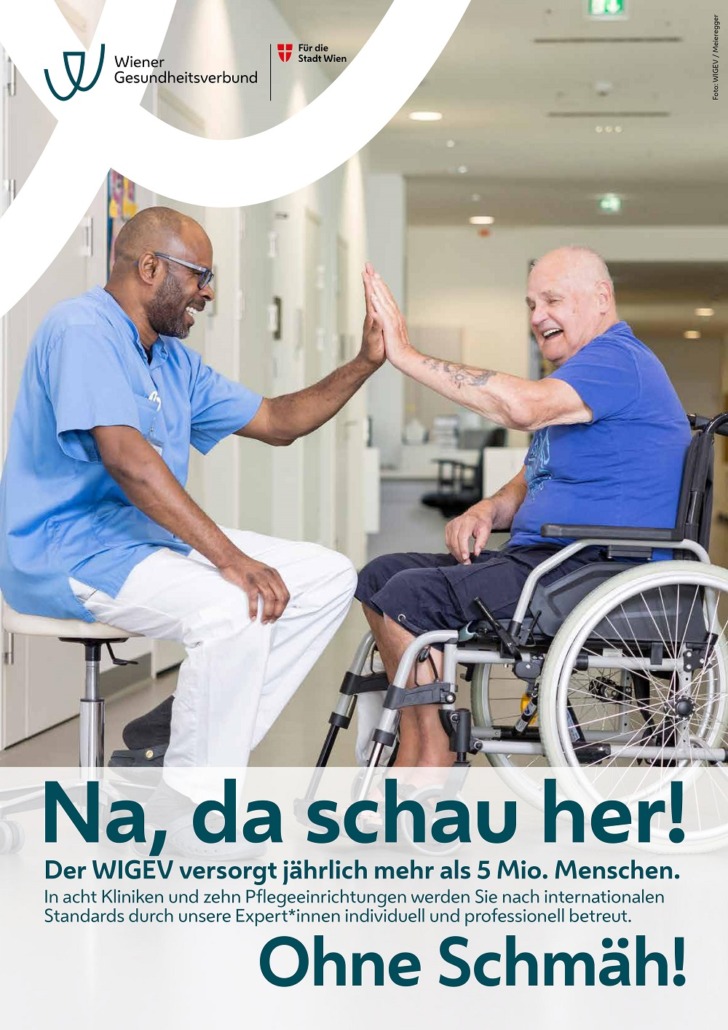 Patient*innensicherheit Plakat 2024 Pflegeperson mit älterem Mann im Rollstuhl machen high five