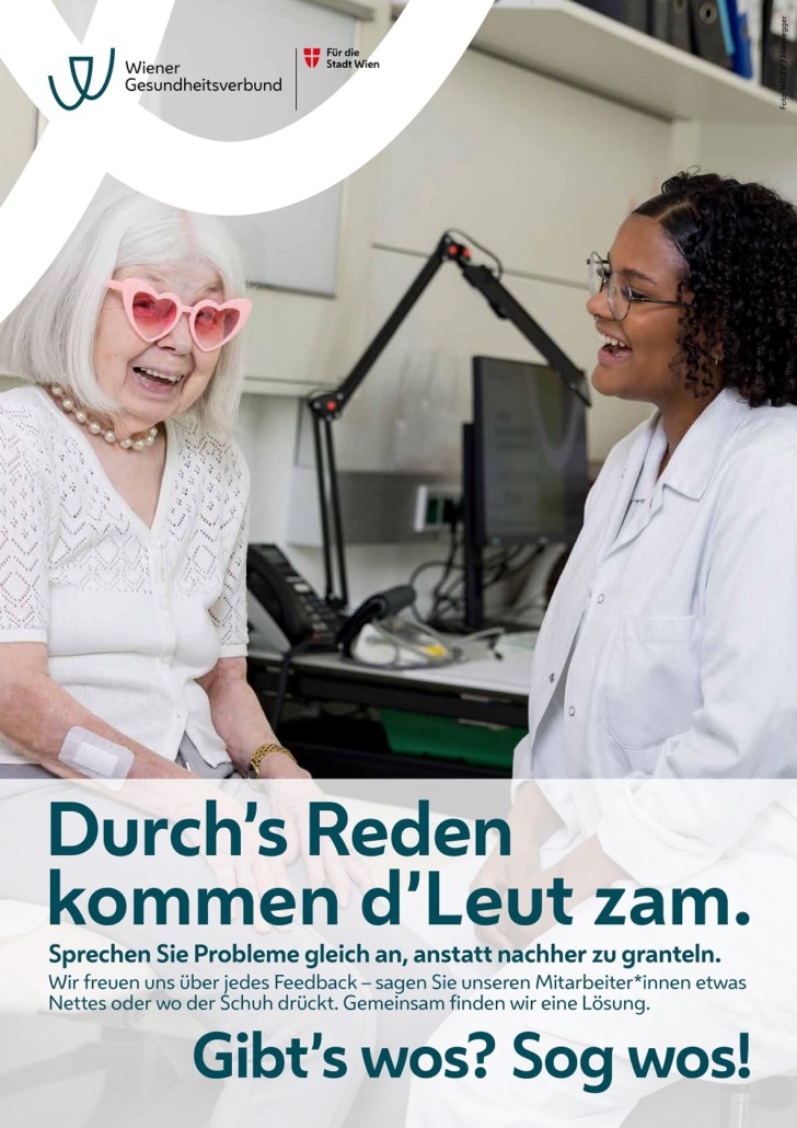 Patient*innensicherheit Plakat 2024 Flotte Oma mit rosa Herzerlbrille hat Pflaster am Arm und hat es lustig mit Pflegeperson