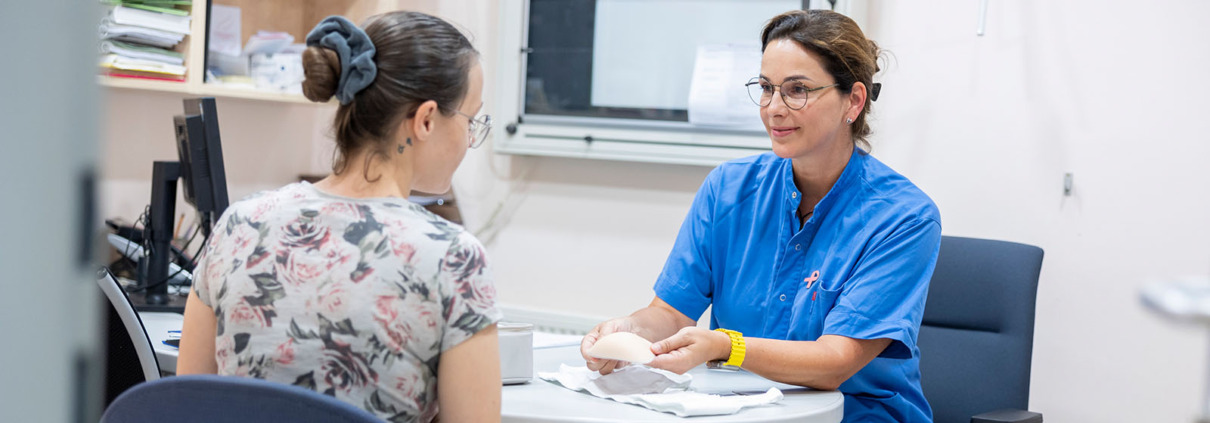 Patientin im Gespräch mit Breast Care Nurse