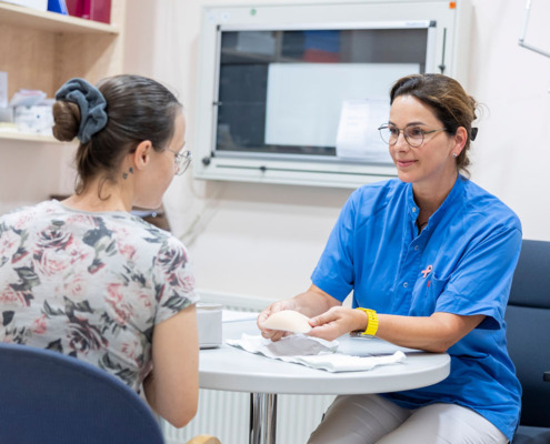 Patientin im Gespräch mit Breast Care Nurse