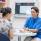 Patientin im Gespräch mit Breast Care Nurse