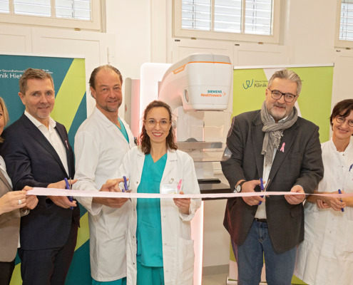 Gruppenbild der Pressekonferenz in der Klinik Hietzing zum neuen Mammographie-Gerät