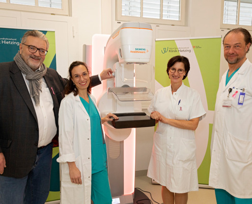 Gruppenbild der Pressekonferenz in der Klinik Hietzing zum neuen Mammographie-Gerät