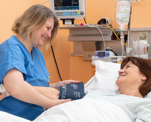 Patientin mit Pflegekraft in der Klinik Hietzing