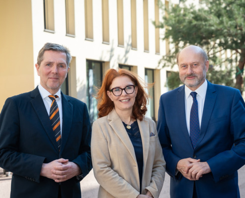 Gruppenfoto von Generaldirektorin Evelyn Kölldorfer Leitgeb, Generaldirektorin-Stellvertreter Herwig Wetzlinger und medizinischer Direktor Michael Binder auf der Jahrespressekonferenz 2024