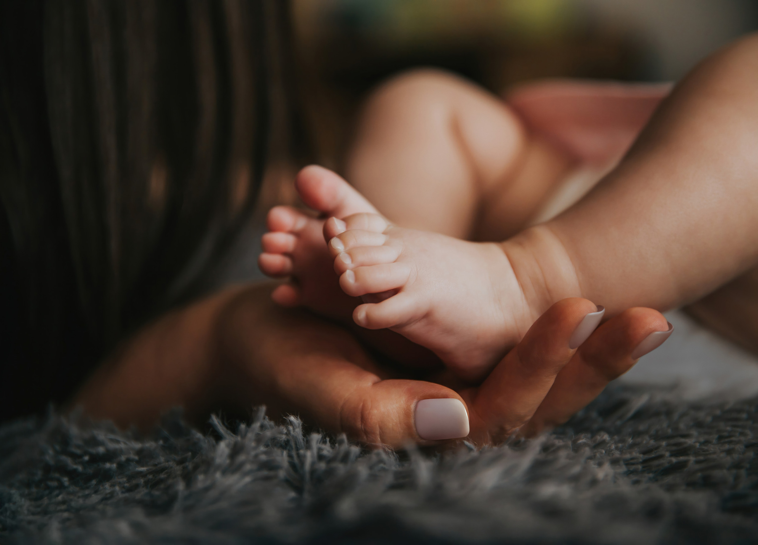 Baby-Füße in Mamas Hand