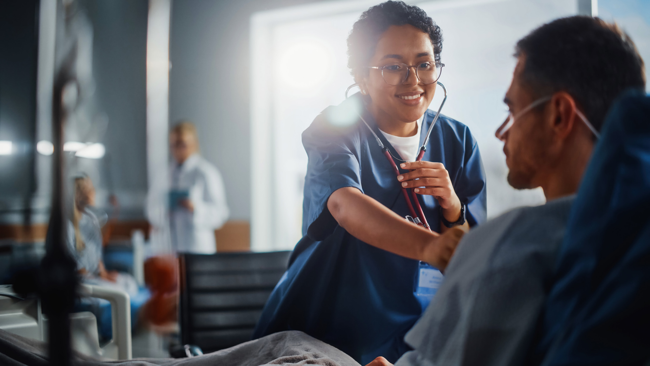 Ärztin untersucht Patient