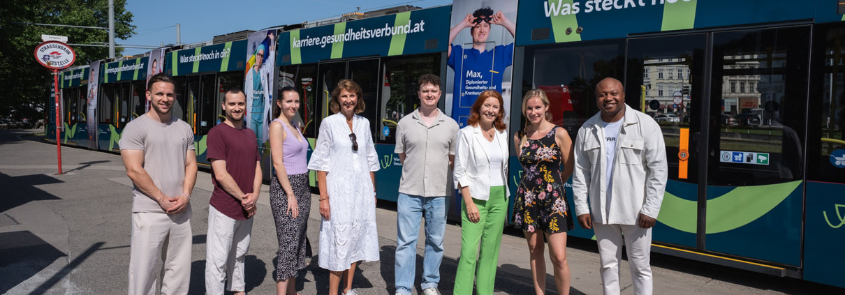 Gruppenbild vor der "Teil von etwas Großem" - Straßenbahn