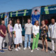 Gruppenbild vor der "Teil von etwas Großem" - Straßenbahn