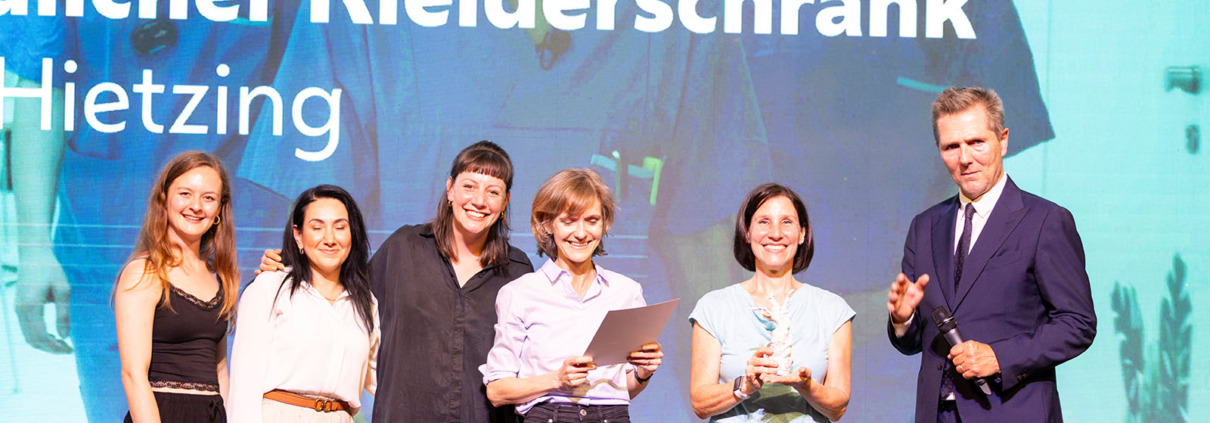 WIGEV Award Gewinner*innen des Projekts Unendlicher Kleiderschrank des Wiener Gesundheitsverbundes