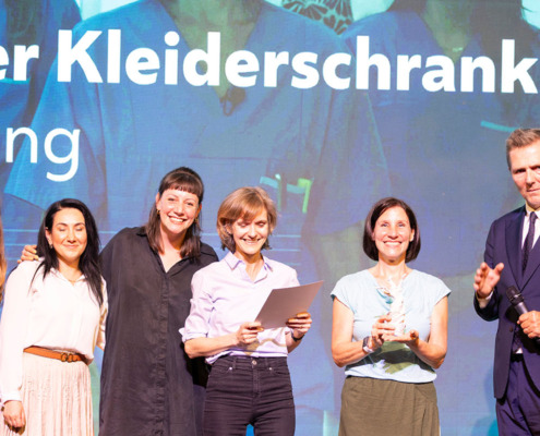 WIGEV Award Gewinner*innen des Projekts Unendlicher Kleiderschrank des Wiener Gesundheitsverbundes
