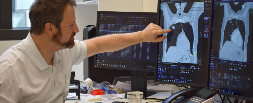 Abteilung Innere_Medizin und Pneumologie Oberarzt Hochmair erklärt Lungentumor
