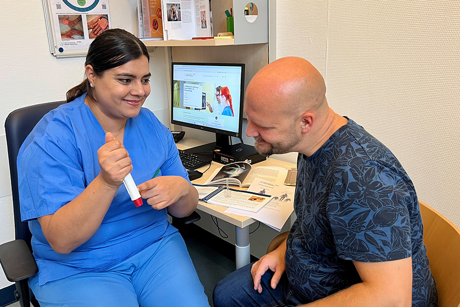Rheuma Nurse mit Patient in der Klinik Hietzing