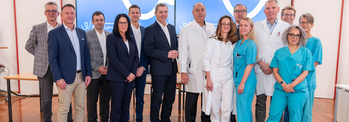 Gruppenfoto zur Präsentation zum Da-Vinci OP-Roboter in der Klink Landstrasse