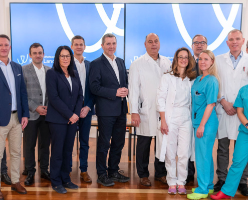 Gruppenfoto zur Präsentation zum Da-Vinci OP-Roboter in der Klink Landstrasse