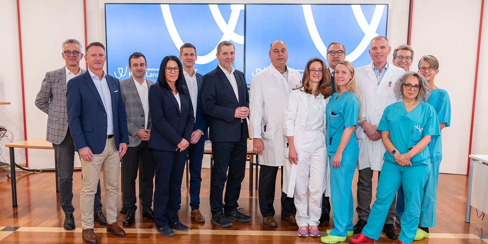 Gruppenfoto zur Präsentation zum Da-Vinci OP-Roboter in der Klink Landstrasse