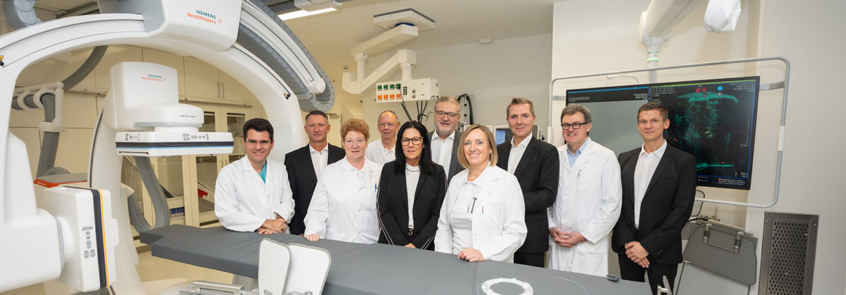 Gruppenfoto zur Pressekonferenz - Eröffnung der biplanen Angiographie Anlage in der Klinik Landstraße
