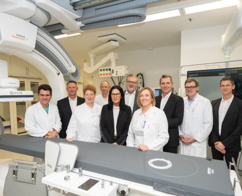 Gruppenfoto zur Pressekonferenz - Eröffnung der biplanen Angiographie Anlage in der Klinik Landstraße