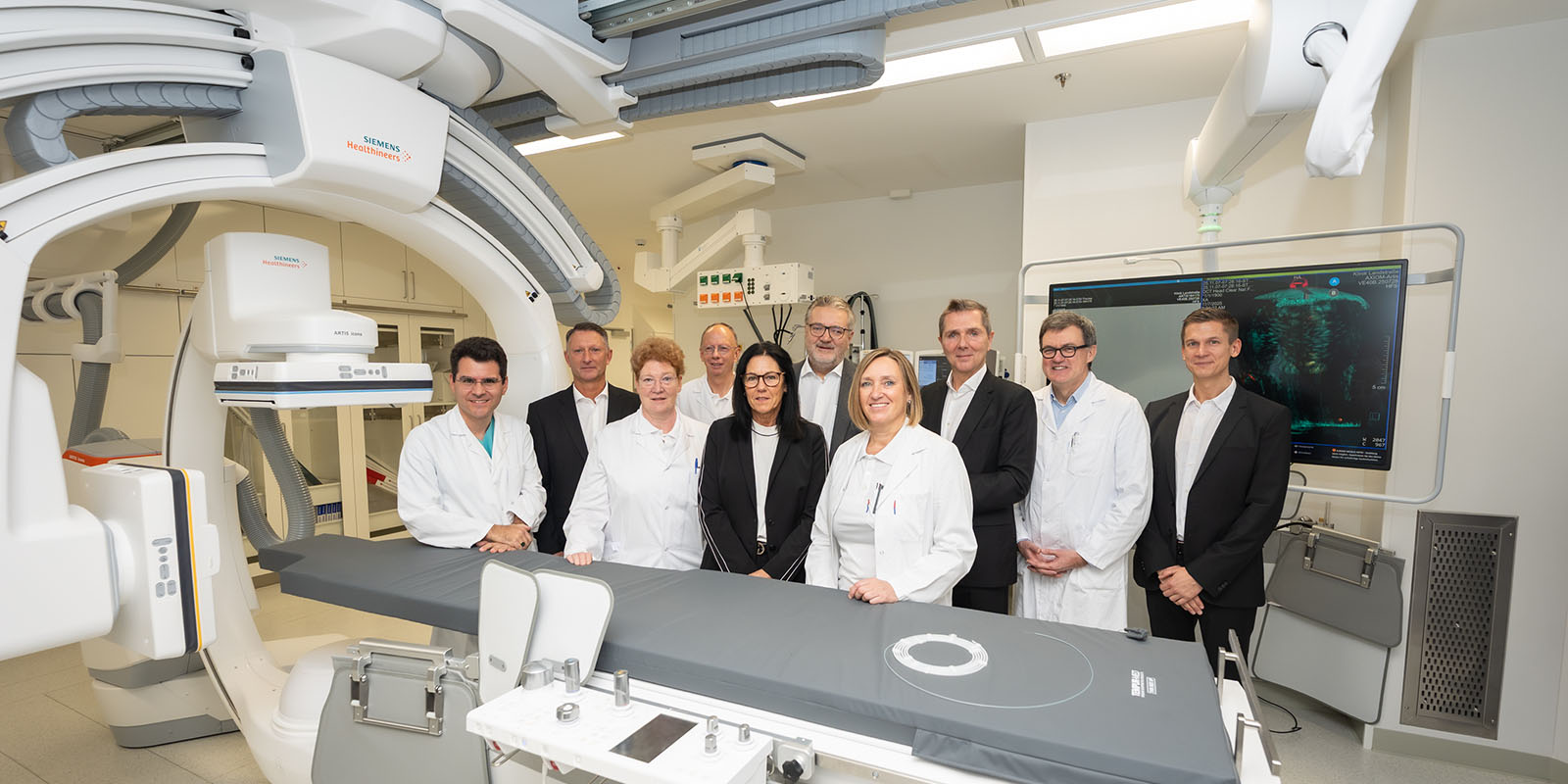 Gruppenfoto zur Pressekonferenz - Eröffnung der biplanen Angiographie Anlage in der Klinik Landstraße