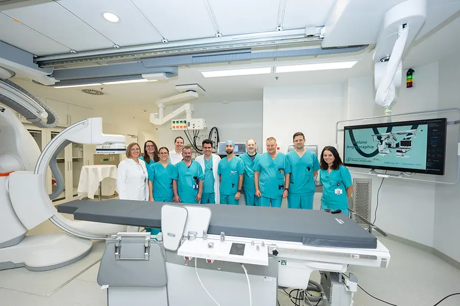 Gruppenfoto zur Pressekonferenz - Eröffnung der biplanen Angiographie Anlage in der Klinik Landstraße
