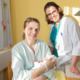 Neujahrsbaby Elio mit Mama Eilika und Oberärztin Nina Schwarzmann in der Klinik Donaustadt