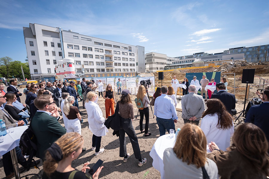Zuseher*innen beim Spatenstich für den Zentralbau der Klinik Favoriten