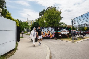 Auszubildenden gehen vom Campus Donaustadt weg