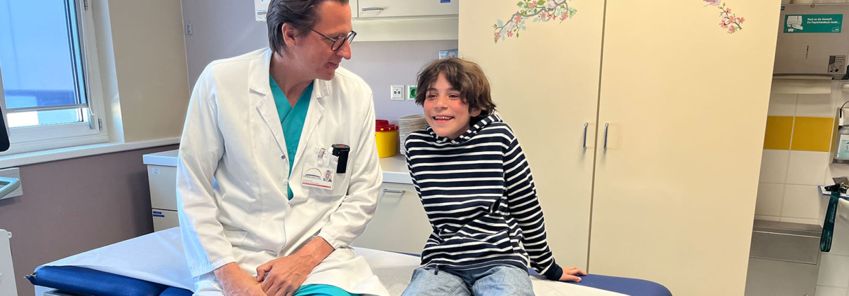 10-jähriger Enea mit Kinderchirurg Thomas Benkö