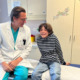 10-jähriger Enea mit Kinderchirurg Thomas Benkö