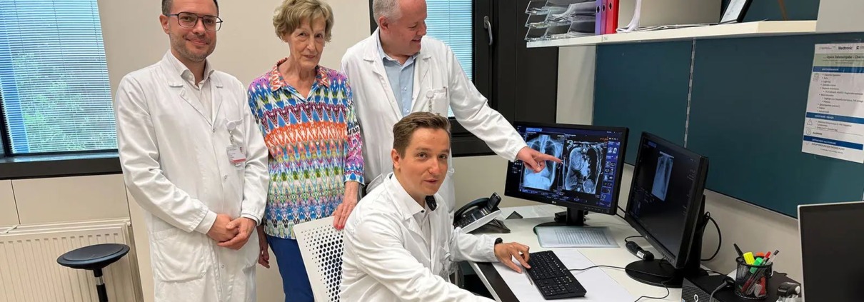 Tumorpatient*in mit ihrem ärztlichen Team bei Kontrolltermin